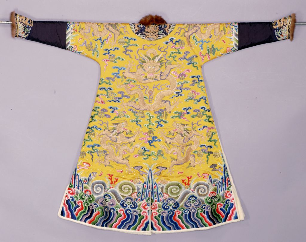 图片[2]-Bright yellow satin embroidered cloud bat, golden dragon, silver rat skin dragon robe-China Archive